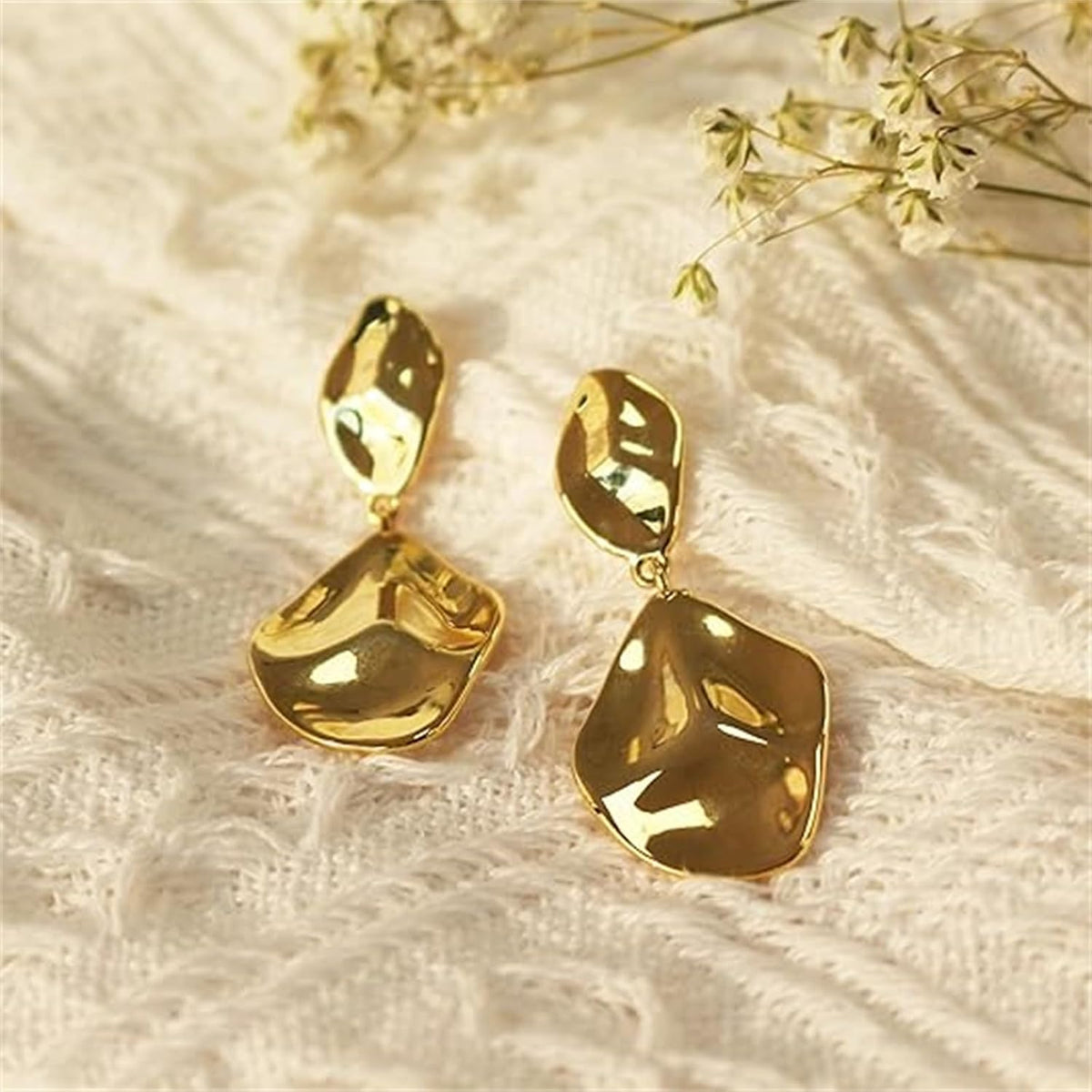 Chunky Gold Statement Earrings for Women, Starfish and Shell Drop Dangle Jewelry, Hypoallergenic Beach Vacation Accessories, Trendy Gold Chunky Earrings.