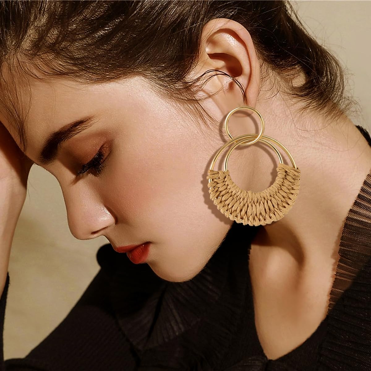 Handmade Raffia Hoop Earrings Statement Tropical Bohemian Straw Dangle Earrings Natural Rattan Vacation Style Round Earrings for Women Summer Beach Party Essential Jewelry