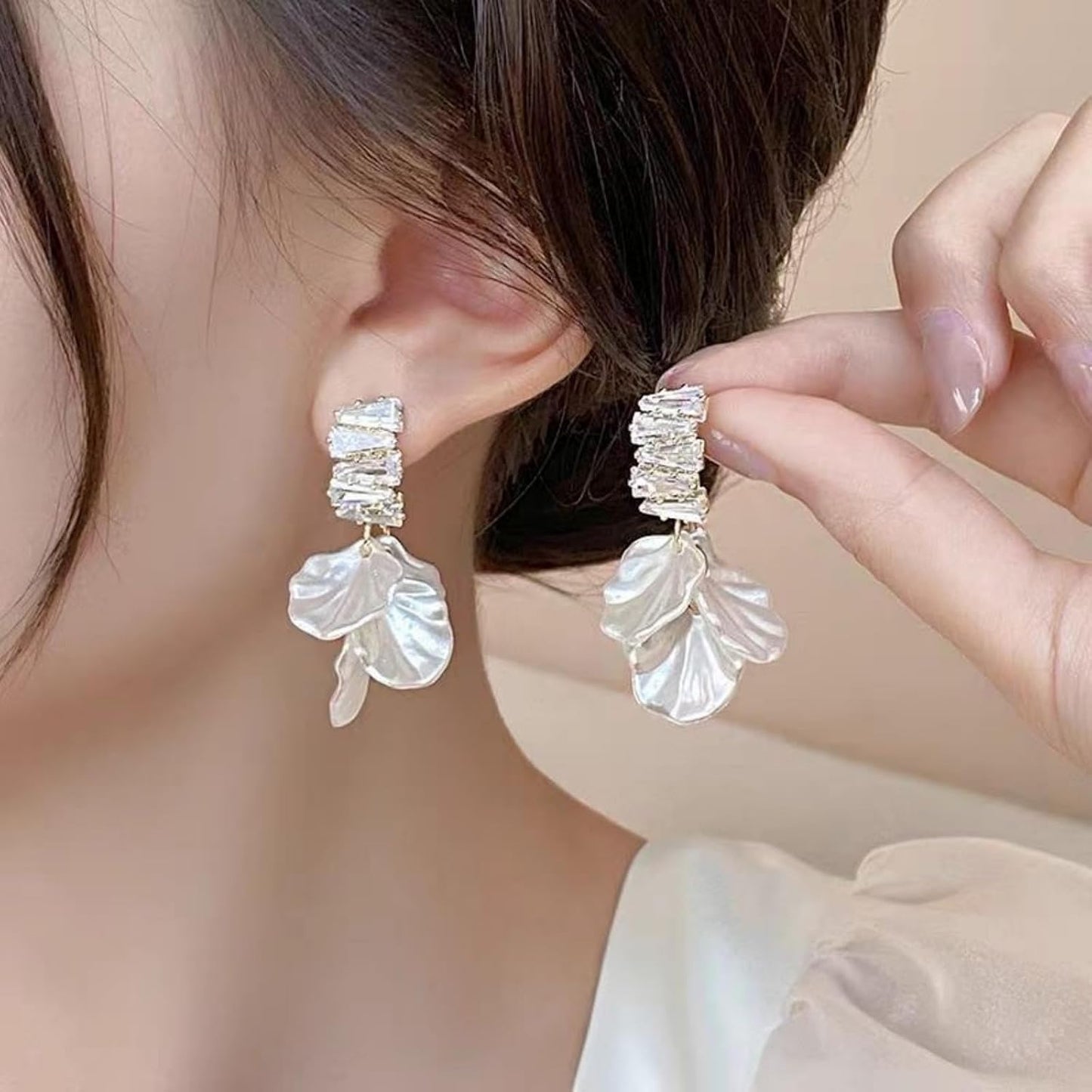 Shell Tassel Earrings for Women Gold Plated Boho White Seashell Flower Floral Sparkly Rhinestone Cubic Zirconia Ocean Dangle Drop Earrings for Wedding Bridal Summer Vacation Fashion Jewelry